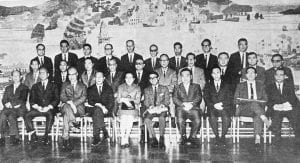 Southeast Asian Chinese Language Press Seminar in Hong Kong, 1966. Sally Aw (Sing Tao’s proprietor) as organiser (first row fifth from the left); Jimmy Wu (Bangkok Sing Sian Yer Pao’s chief editor) as participant (second row first from the right). (Source: Chinese Overseas Collection, University Library, Chinese University of Hong Kong)1966年於香港舉辦的東南亞中文報紙研討會。胡仙（《星島日報》持有人）為主辦人之一（前排左起第五位）；吳占美（曼谷《星暹日報》主編）則為參加者之一（中排右起第一位）。（資料來源：香港中文大學圖書館海外華人特藏）
